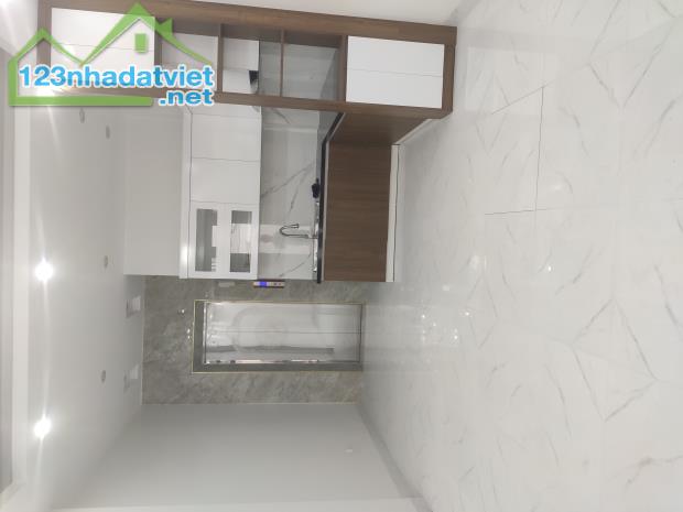 Bán  Nhanh Nhà Xuân La 40m2,  5 Tầng, Gần Ô Tô, Nhỉnh 8 Tỷ