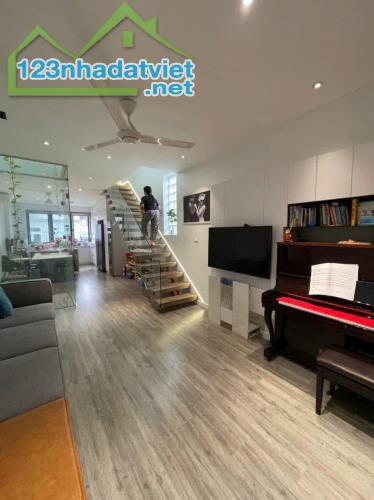 NHÀ ĐẸP ĐÊ LA THÀNH - Có Dòng Tiền - Ở Lại Sướng DT 54m2 7 tầng MT 3.9m Giá 11.9 tỷ