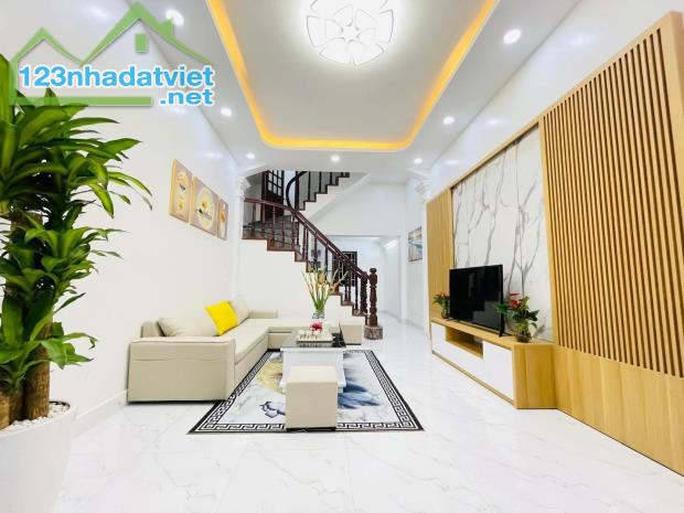 CỰC HIẾM. NHÀ PHỐ TRUNG KÍNH. VỊ TRÍ ĐẸP- GẦN OTO. 35m. 7,x Tỷ