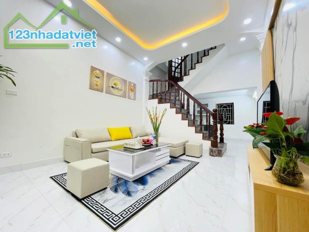 CỰC HIẾM. NHÀ PHỐ TRUNG KÍNH. VỊ TRÍ ĐẸP- GẦN OTO. 35m. 7,x Tỷ - 1