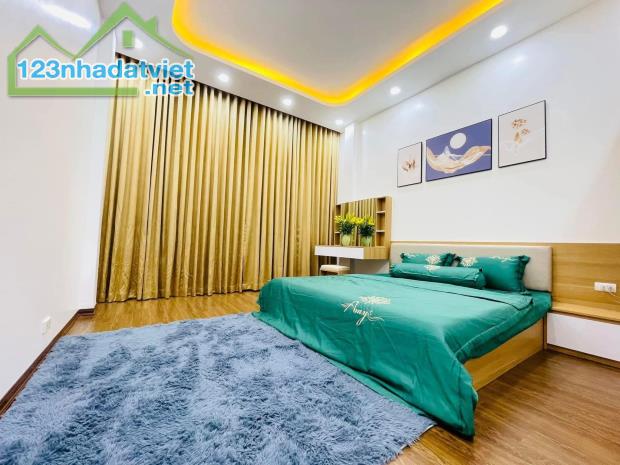 CỰC HIẾM. NHÀ PHỐ TRUNG KÍNH. VỊ TRÍ ĐẸP- GẦN OTO. 35m. 7,x Tỷ - 2