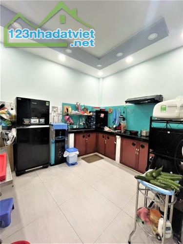 Chủ nhà gửi căn nhà lô góc ngay đường Hoàng Dư Khương, Quận 10 - 1