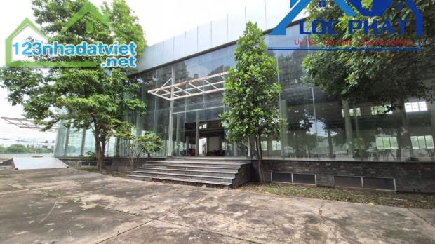 Cho thuê Showroom trưng bày sản phẩm dt 6445m2 giá chỉ 4,5 đô (KHOẢN  725 triệu/ tháng)