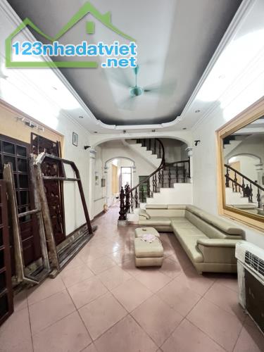 BÁN ĐẤT TẶNG NHÀ TƯ ĐÌNH – Ô TÔ VÀO TẬN ĐẤT – 137m² - MT 4,4M – GIÁ CHỈ 17,5 TỶ
