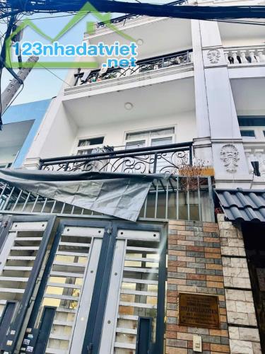 Cần tiền bán gấp căn nhà Đường Nguyễn Văn Thời, Bình Chánh. Giá chỉ 2tỷ150 còn thương lượn