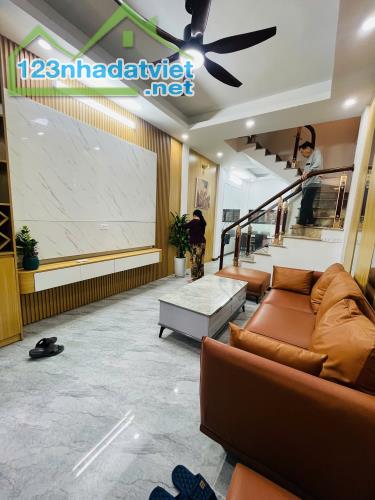 Cho thuê nhà Đại Từ Full đồ 4 tầng x 40m2, 4 ngủ, 12 Triệu Full đồ ở gia đình vào ngay