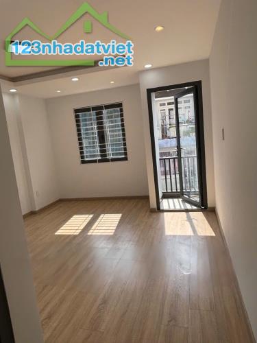 Nhà Mới 3 Tầng Cách Nặt Tiền 15M Hẻm Thẳng Xe Hơi Sổ Vuông 53m2 Gía 6,1 Tỷ Thương Lượng - 3