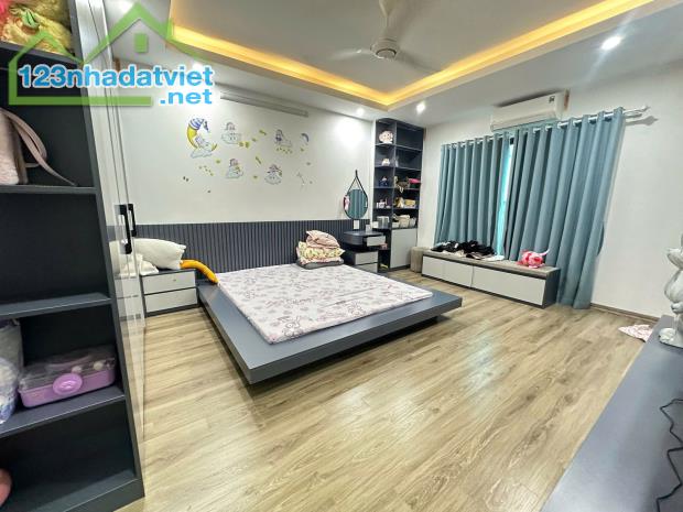 bán nhà quận Tây hồ, ngõ 3 gác, kd Van phòng, cho Thuê. 30x 5 tầng , mặt tiền khủng 6m.