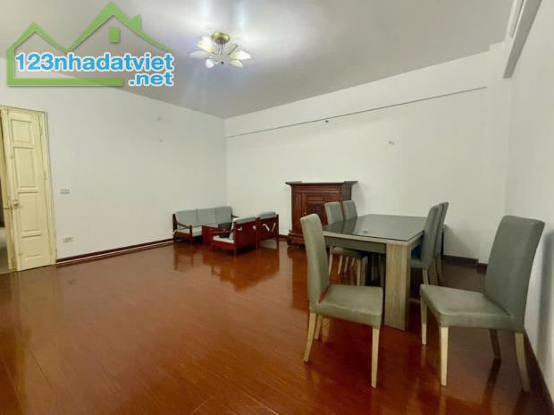 Cho thuê căn hộ 1204 CT4-5 Yên Hoà – Cầu Giấy, mặt đường Dương Đình Nghệ, 13 triệu/tháng