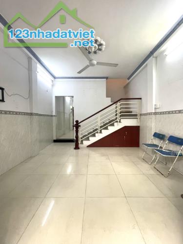 NHÀ ĐẸP QUANG TRUNG GV - GẦN NGÃ 4 VỚI PHẠM VĂN CHIÊU - 2 MẶT HẺM TRƯỚC SAU - 40M² - 3 TẦN - 1