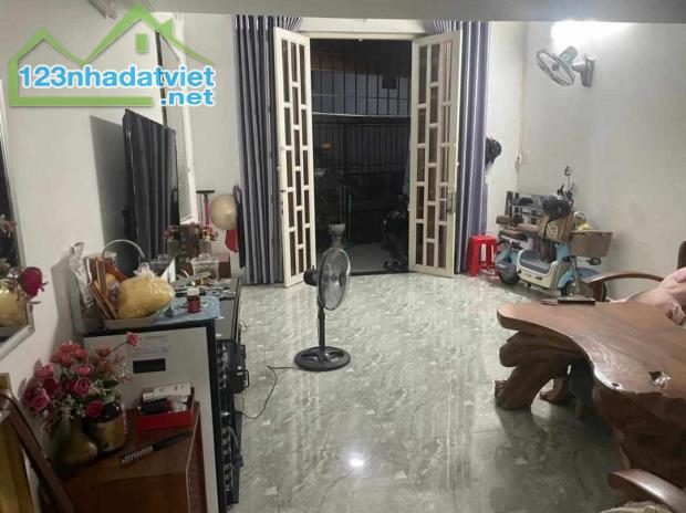 NHÀ GIÁ TỐT ĐÔNG HƯNG THUẬN – SHR – LÔ GÓC 2 MẶT THOÁNG –HẺM XE 3 GÁC CHẠY VÒNG – CHỈ - 1