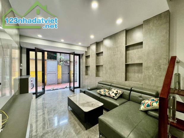 DÂN XÂY Đàm Quang Trung 45m,4 tầng,full nội thất,gần phố,ô tô đỗ cổng,chỉ hơn 8 tỷ