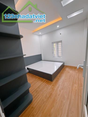 Bán nhà phố Mai Động, Hoàng Mai 43m, 4 tầng. Giá: 8.5 tỷ. LH: 0937158386 - 3