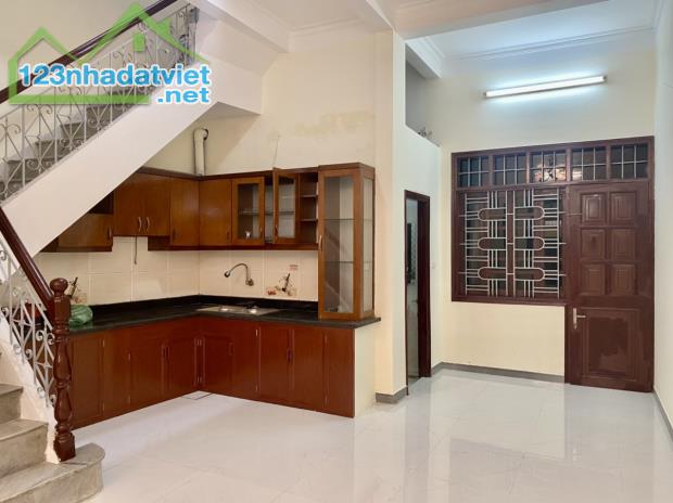 Cho thuê gấp giá rẻ nguyên căn Giáp Nhị 52m, 5 tầng, mặt tiền 5.3m, 15 tr/th, Hoàng Mai. - 1