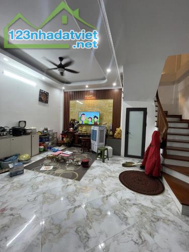 MỘT NHÀ RA Ô TÔ TRÁNH KIM NGƯU  37M 5T MT 4,3M NGÕ RỘNG 3M MỚI Ở LUÔN GIÁ CÓ 9,5 TỶ. - 5