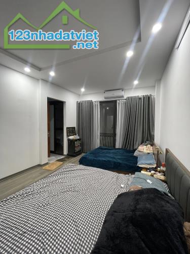 MỘT NHÀ RA Ô TÔ TRÁNH KIM NGƯU  37M 5T MT 4,3M NGÕ RỘNG 3M MỚI Ở LUÔN GIÁ CÓ 9,5 TỶ. - 4