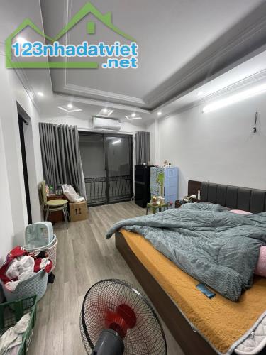 MỘT NHÀ RA Ô TÔ TRÁNH KIM NGƯU  37M 5T MT 4,3M NGÕ RỘNG 3M MỚI Ở LUÔN GIÁ CÓ 9,5 TỶ. - 1