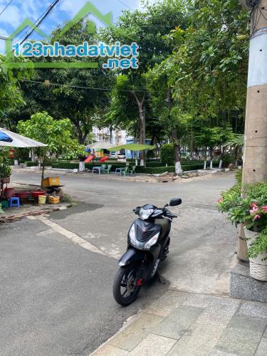 BIỆT THỰ SÂN VƯỜN LÊ ĐỨC THỌ - GARA XE HƠI - KHU PHÂN LÔ ĐỒNG BỘ - CÔNG VIÊN TRƯỚC NHÀ