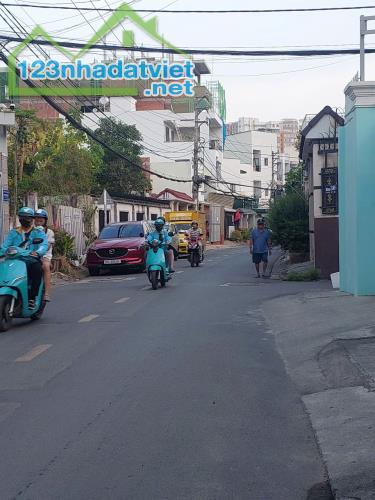 Bán đất 99m2  tặng nhà cấp 4 củ tiện xây mới, hẻm cách măt tiền 8m Nguyễn Duy Trinh,Bình