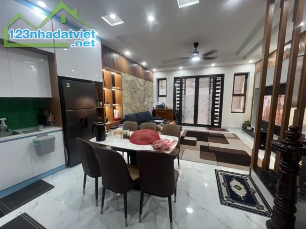 Bán Nhà Cổ Linh, Phường Thạch Bàn, Long Biên 47m2, 4T, giá 8,2 tỷ (ô tô đỗ cách 15m)