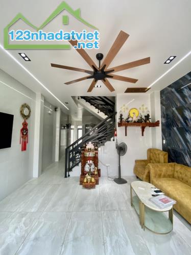 Bán nhà 80m², 5PN, 5WC, 4 tầng, Q.9, 7.4 tỷ, sổ hồng