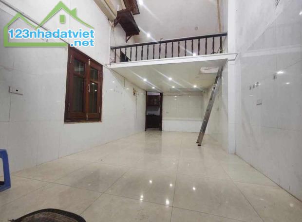 Cho thuê nhà đường Hoàng Hoa Thám, Ba Đình, nhà đẹp lô góc, gần phố chỉ 5.5 tr - 2