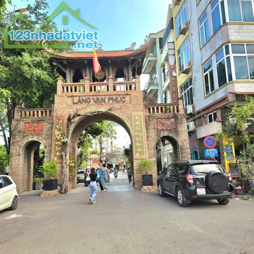 BÁN NHÀ PHỐ LỤA -HÀ ĐÔNG.                                DT:139m2 x 3t x 8m.mt.