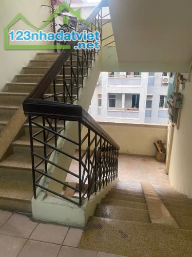 Nhà Tập thể Tầng 5; Khu ĐTM Nghĩa Đô (118.8 Nguyễn Khánh Toàn). 36/50m; Tầng 5; Giá 3 tỷ - 2