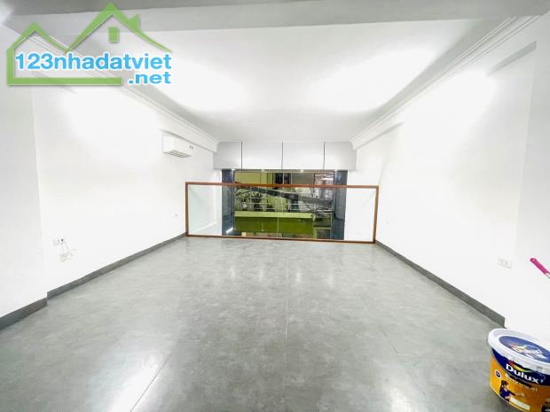Tòa văn phòng Vũ Tông Phan, Ô tô, dt 43m 7 tầng TM 4.6m mặt, Giá 16 tỷ. Lh 0796193699
