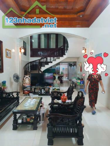 Bán nhà Văn Cao - Tô Vũ, 90m 4 tầng, đường 12m, giá 6.1 tỉ cực rẻ