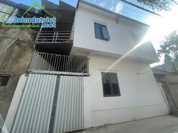 Bán nhà Trung Tâm Thị Trấn Chúc Sơn           
Diện tích :47,4m đất sẵn nhà 2 tầng - ô - 2