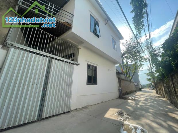 Bán nhà Trung Tâm Thị Trấn Chúc Sơn           
Diện tích :47,4m đất sẵn nhà 2 tầng - ô - 3