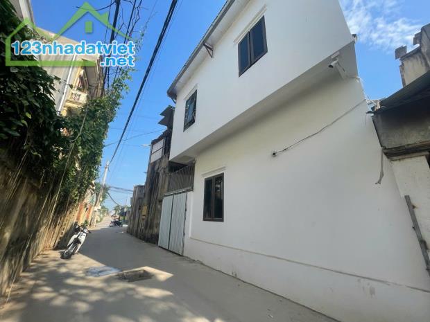 Bán nhà Trung Tâm Thị Trấn Chúc Sơn           
Diện tích :47,4m đất sẵn nhà 2 tầng - ô - 4