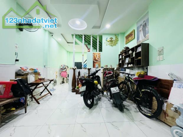 Nhà 3 tầng ô tô đậu cửa, gần ACBbank Phan Huy Ích, 4.3 tỷ