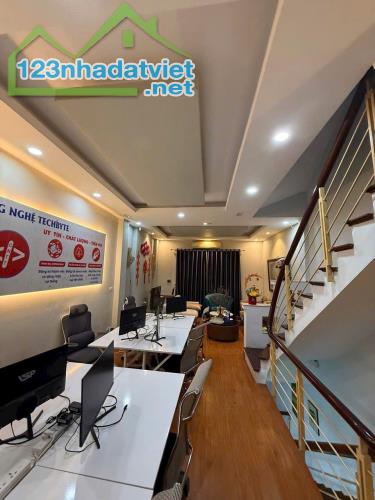 ❤️CHO THUÊ Nhà Mặt Phố Nguyễn Phong Sắc, DT 60m, 5 tầng, MT 4.5m, THÔNG SÀN, KD - 1