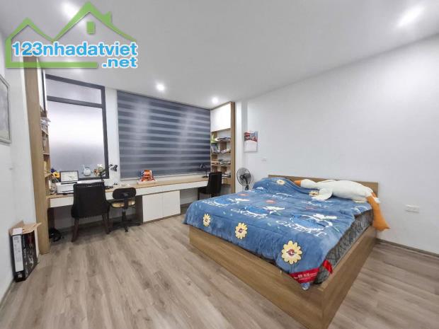 Bán nhà Tây Hồ, 50m, 4 tầng, mt 4.5m, giá 10.5 tỷ ngõ thông ô tô tránh, dân xây đẹp