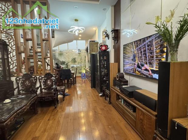 Đội Cấn – Ba Đình - Ô Tô Đỗ Cửa - 69m² x 4 tầng - MT4.3m - Giá 18 Tỷ LH: 0977658369