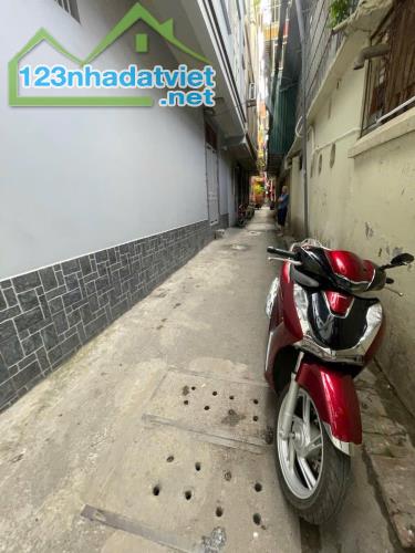 BÁN NHÀ PHỐ THÁI THỊNH LÔ GÓC 3 THOÁNG - CÁCH MẶT PHỐ 30M