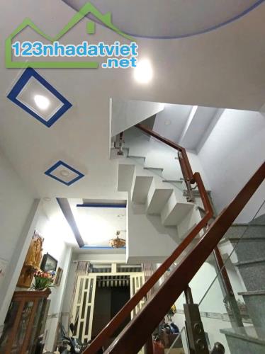 Bán Nhà Bình Tân, Ngay Chợ Da Sà, Khu Tên Lửa, 2 tầng đúc BTCT, 40m2, chỉ 3 tỉ nhỉnh