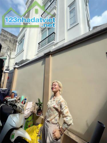 BÁN ĐẤT TẶNG NHÀ 2 TẦNG - MẶT TIỀN HẺM XE HƠI Đ. THỦ KHOA HUÂN, P.BẾN THÀNH, QUẬN 1 - NƠI