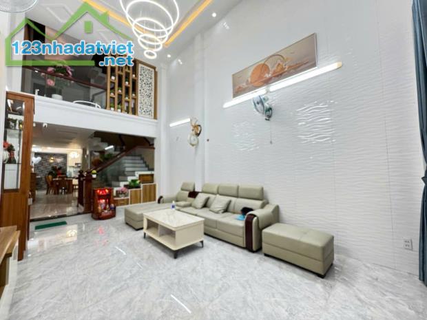 Bán nhà HXH ngay Emart 2 85m², 5 tầng thang máy, giá 11 tỷ, Gò Vấp