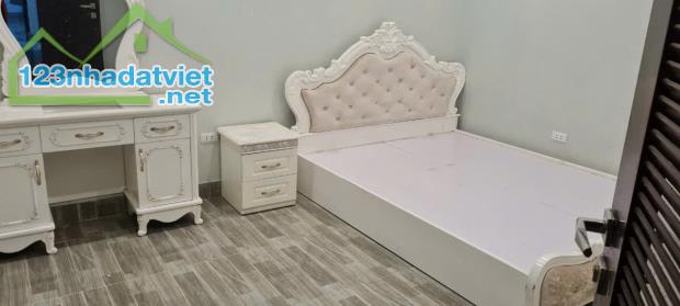 Cho thuê nhà ngõ 143 Nguyễn Chính, 3 tầng x 40m2, 2 ngủ, 9 Triệu làm VP, ở hộ gia đình