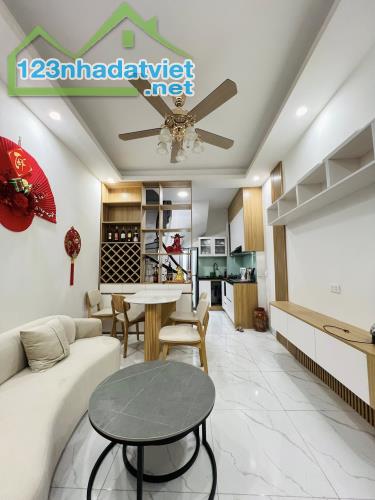 HIẾM! Trần Quý Cáp, Đống Đa, gần phố, nhà mới xây, full nội thất, sổ vương, 30m2 chỉ 5.5tỷ - 1