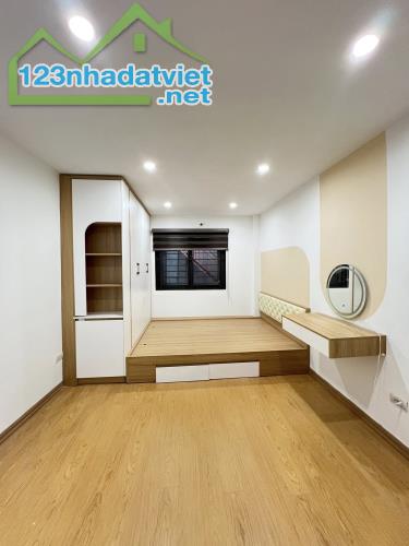 HIẾM! Trần Quý Cáp, Đống Đa, gần phố, nhà mới xây, full nội thất, sổ vương, 30m2 chỉ 5.5tỷ - 2