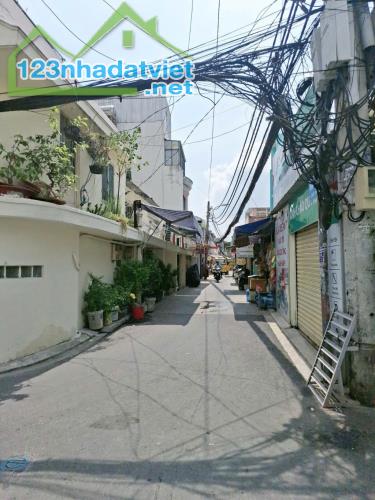 NHÀ QUẬN 7 
+ Kết Cấu Nhà: MT Đang Kinh Doanh gồm trệt, lầu, ST, gồm 2PN, 2WC, Sân