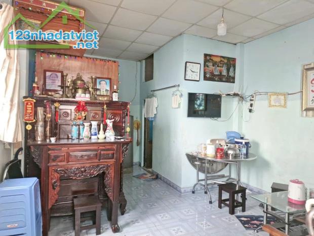 NHÀ QUẬN 7 
+ Kết Cấu Nhà: MT Đang Kinh Doanh gồm trệt, lầu, ST, gồm 2PN, 2WC, Sân - 1