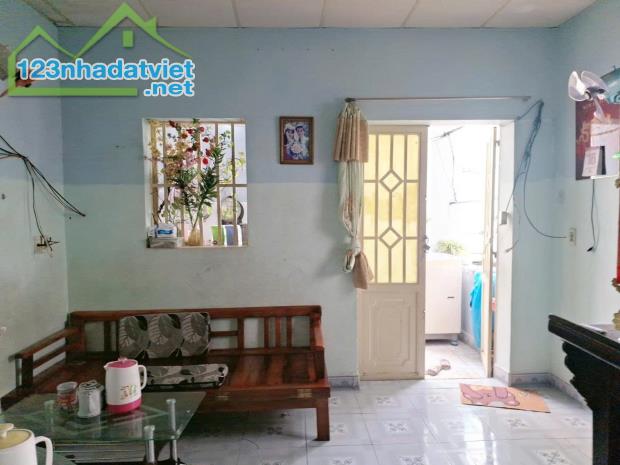 NHÀ QUẬN 7 
+ Kết Cấu Nhà: MT Đang Kinh Doanh gồm trệt, lầu, ST, gồm 2PN, 2WC, Sân - 2