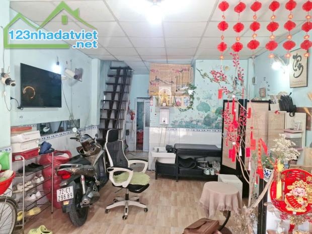 NHÀ QUẬN 7 
+ Kết Cấu Nhà: MT Đang Kinh Doanh gồm trệt, lầu, ST, gồm 2PN, 2WC, Sân - 3