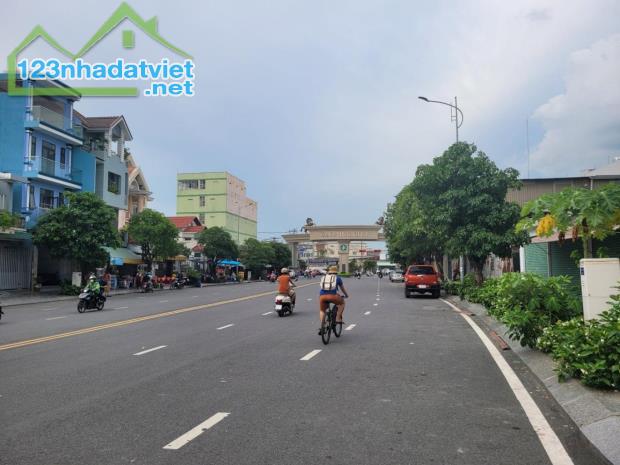 NGAY CỔNG VẠN PHÚC CITY, 4 TẦNG NỘI THẤT CAO CẤP ÔTÔ VÀO NHÀ 8,6X25 CHỈ 28 TỶ.