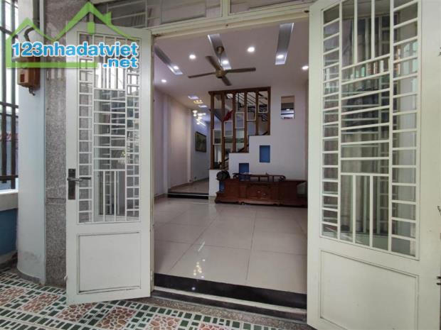 NHÀ ĐẸP - GIÁP CHỢ PHẠM VĂN BẠCH & QUANG TRUNG - HXH - DT 66M² - 3 TẦNG LẦU CHỈ 6.X TỶ - 1